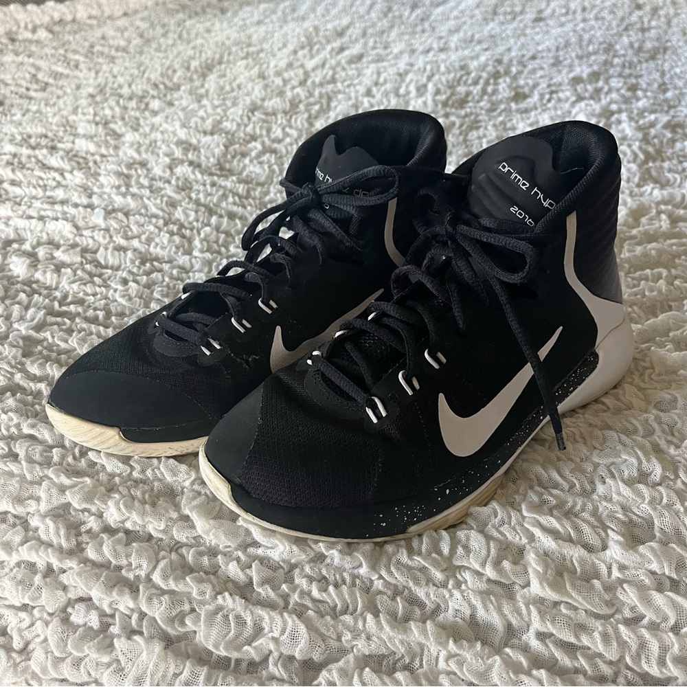 Nike prime hype DC 16 boys Basketball Shoes 5.5Y